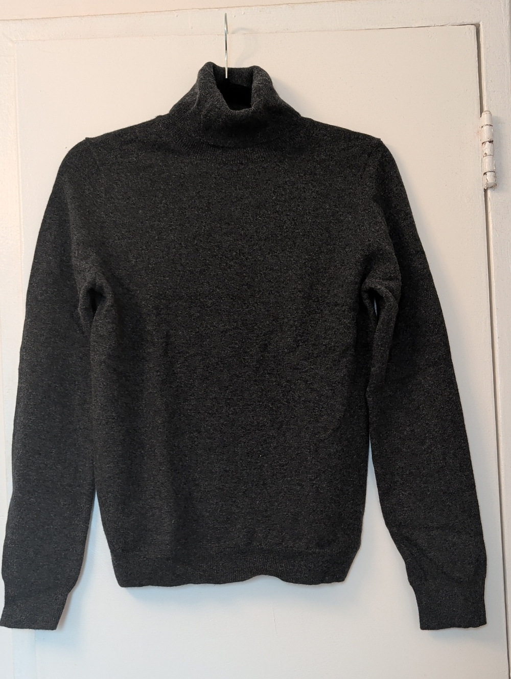 NWOT Uniqlo Cashmere Turtleneck Sweater Dark Grey Charcoal Size S